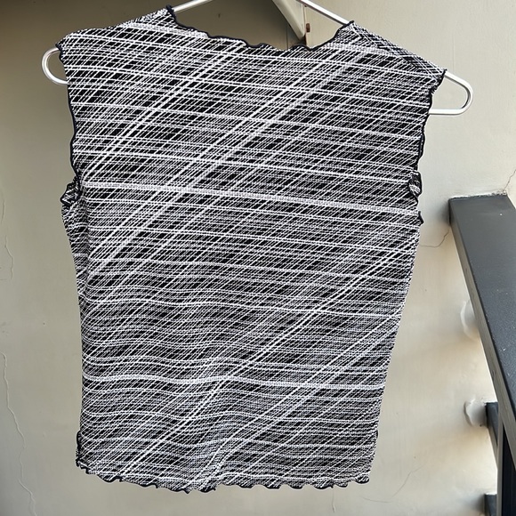Black and White Sleeveless Stretchable Top - Picture 2 of 6
